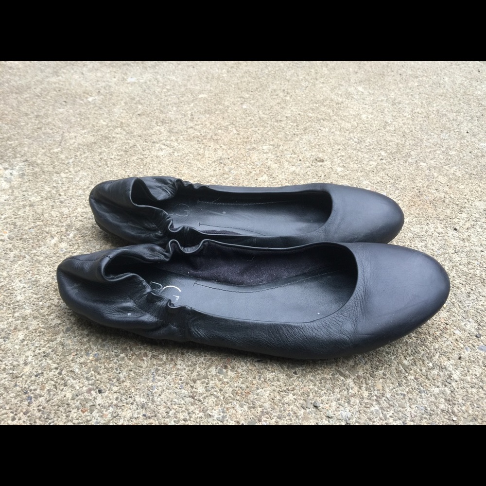 Women's BCBG Paris Black Leather Flats 9B EUC